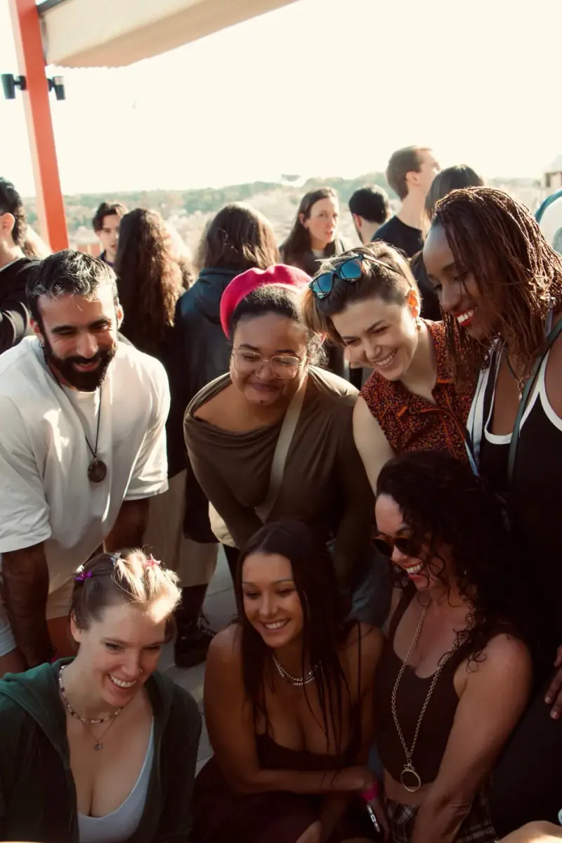 Persona recién llegada a Barcelona charlando con gente nueva en un plan social