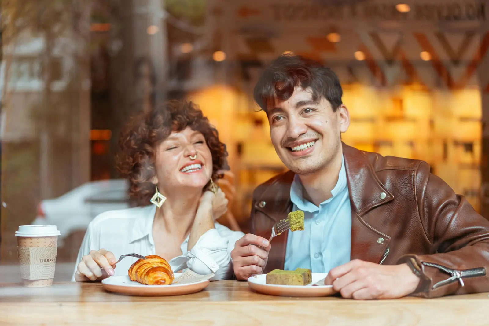 Personas disfrutando café en cafetería 1